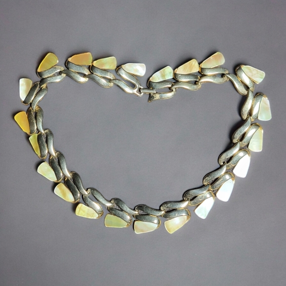 Vintage Necklace Light Yellow Moonglow Lucite Choker 16" - Picture 3 of 8